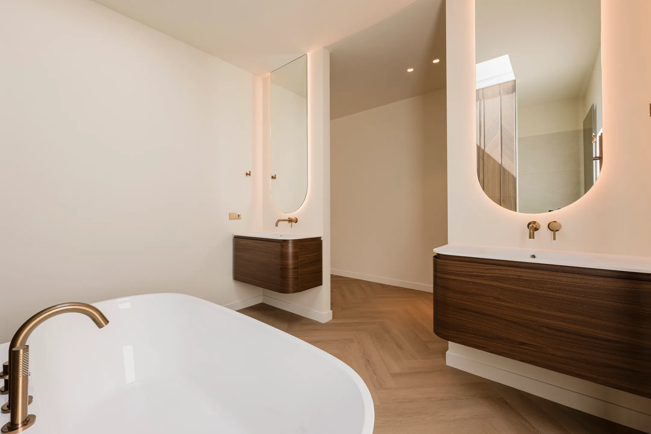Luxe badkamer met visgraat vloer en maatwerk meubels