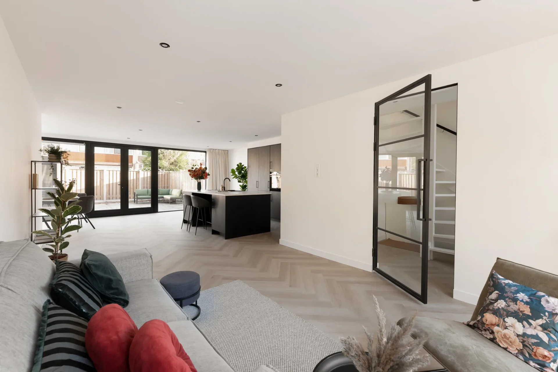 Lichte open woonkamer met uitbouw