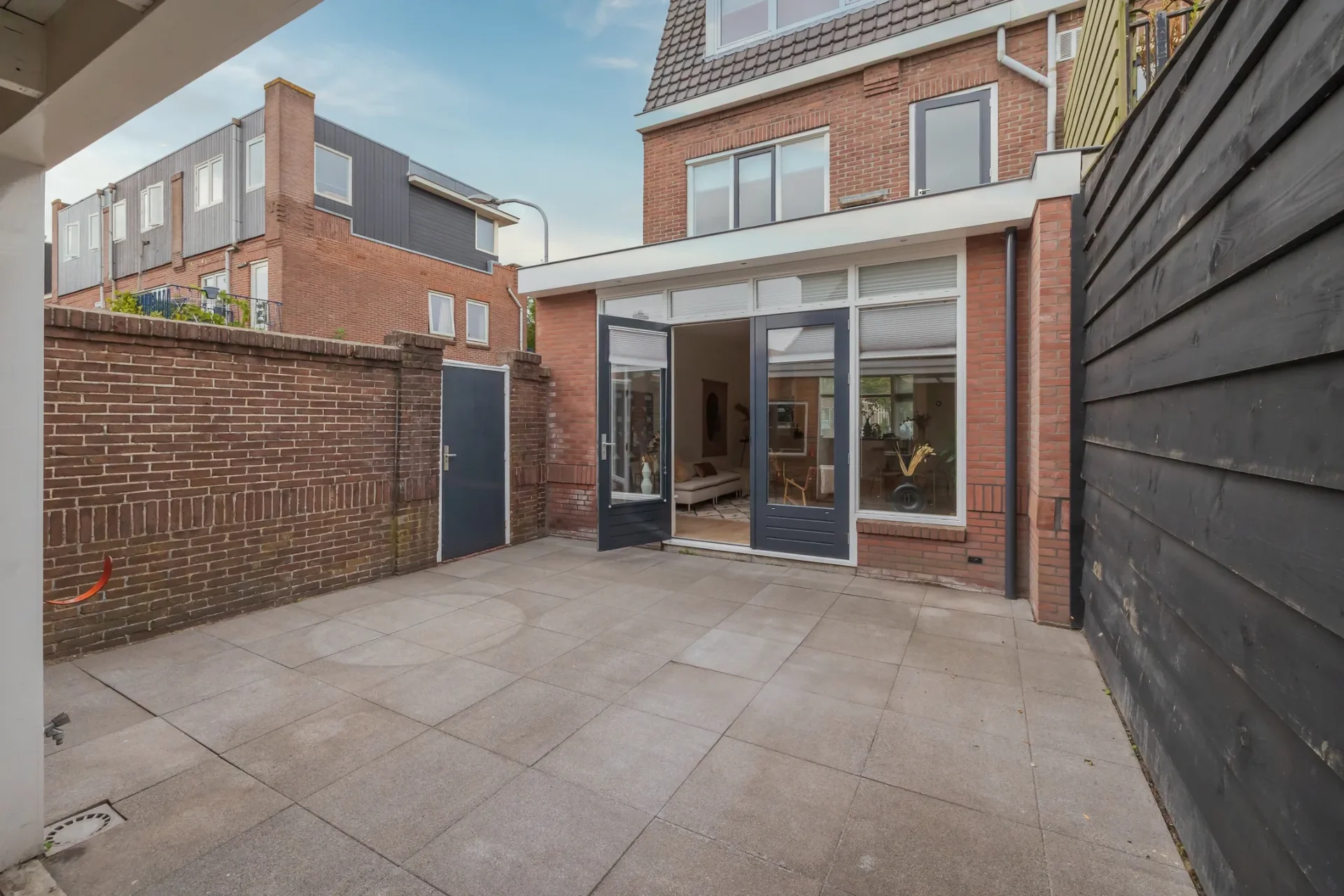 Uitbouw met openslaande deuren naar terras